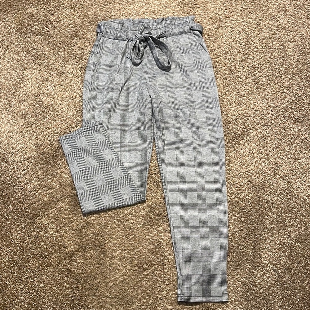 Black and grey pull on skinny ankle dress pants. Comes with belt!